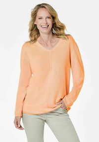 Пуловер с вырезом V