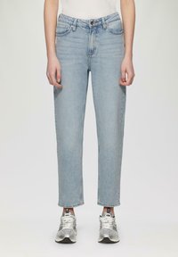 Короткие джинсы