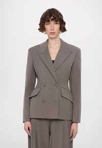 Блейзер с накладными карманами