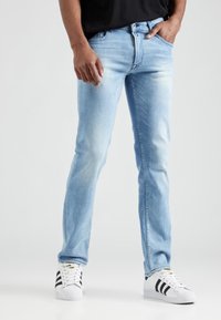 Прямые джинсы