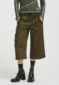 Брюки с накладными карманами