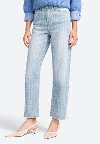 Прямые джинсы