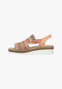 Босоножки на танкетке