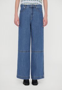 Свободные джинсы