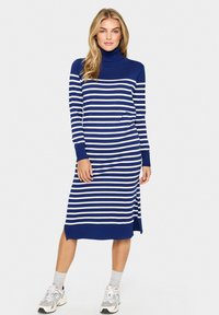 Вязаное платье