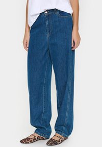 Свободные джинсы