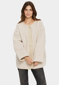 Короткое пальто