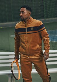 Спортивная куртка