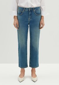 Короткие джинсы