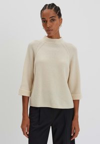 Пуловер с рукавом три четверти