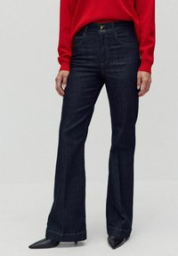 Клешеные джинсы