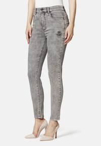 Узкие джинсы