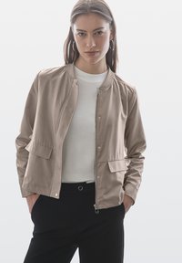 Куртка с накладнымит карманами Куртка с накладнымит карманами