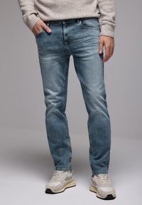 Прямые джинсы