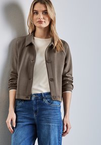 Вязаный жилет Вязаный жилет