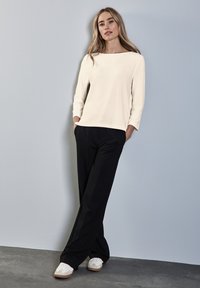 Пуловер с рукавом три четверти