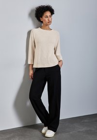 Пуловер с рукавом три четверти