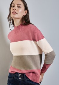 Пуловер в полоску