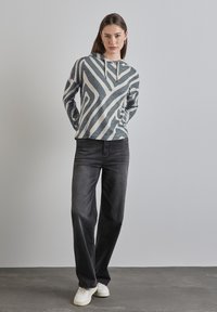 Пуловер с капюшоном