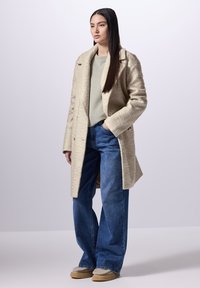 Шерстяное пальто