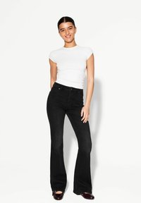 Клешеные брюки