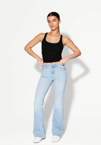 Клешеные брюки