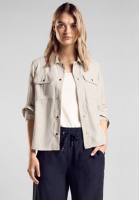 Куртка с накладнымит карманами