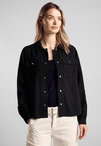 Куртка с накладнымит карманами