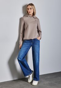 Пуловер с капюшоном