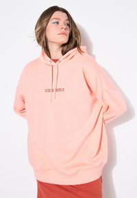 Пуловер с капюшоном