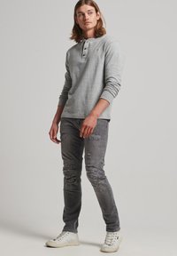 Узкие джинсы