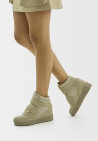 Полусапожки на высоком каблуке