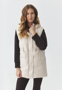 Длинный жилет