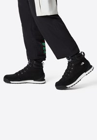 Походные ботинки