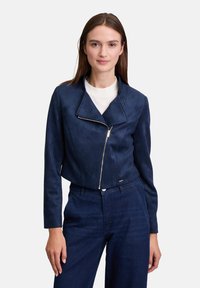 Короткая куртка