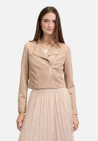 Короткая куртка