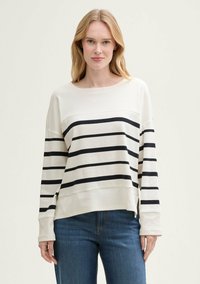 Пуловер в полоску