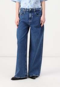 Свободные джинсы