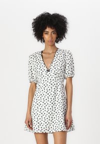 Короткое платье Короткое платье