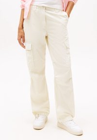 Брюки с накладными карманами