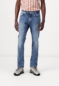 Узкие джинсы