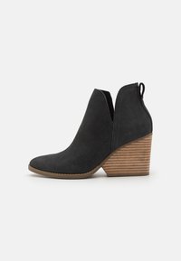 Сапожки на танкетке