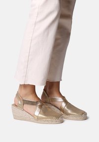 Туфли на танкетке