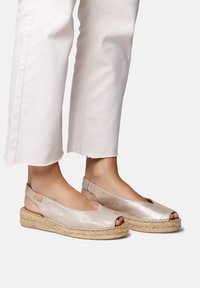 Туфли с открытым носом