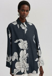 Атласная блузка