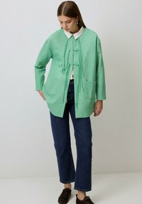 Короткое пальто