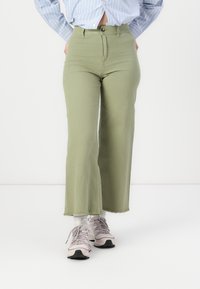 Клешеные джинсы