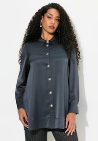 Атласная блузка