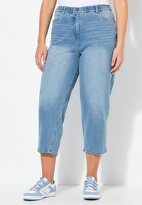 Короткие джинсы