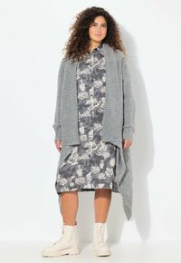 Длинный жилет